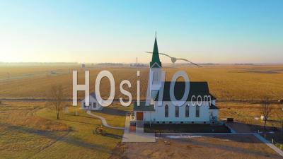 Vue Aérienne Par Drone D'une Ferme Classique Et De Granges Dans Le Midwest Rural D'amérique, York, Nebraska