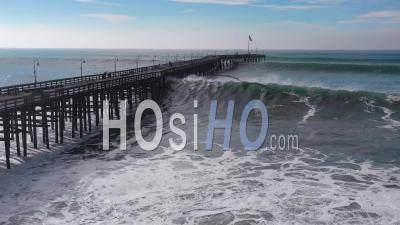 Vue Aérienne Sur D'énormes Vagues Déferlant Sur Une Jetée Californienne à Ventura, En Californie, Lors D'une Grosse Tempête Hivernale Suggérant Un Réchauffement Climatique Et Une Montée Du Niveau De La Mer Ou Un Tsunami - Vidéo Drone