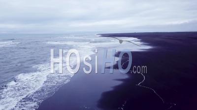 Vue Aérienne Sur Une Plage De Sable Noir Dans Le Sud De L'islande - Vidéo Drone