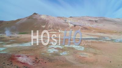 Vue Aérienne Sur La Région Géothermique De Barren Myvatn En Islande Avec Piscines Et Geysirs - Vidéo Drone