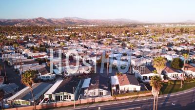 Vue Aérienne Sur Les Banlieues Du Sud De La Californie Et Leurs Condos Près De Ventura, Californie - Vidéo Drone