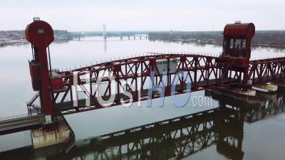 Vue Aérienne D'un Pont-Levis Ferroviaire Levant Ou Soulevant Au-Dessus Du Fleuve Mississippi Près De Burlington, Iowa - Vidéo Drone