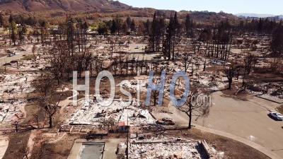 Vue Aérienne Choquante De La Dévastation Provoquée Par L'incendie Qui A Ravagé Les Quartiers De Santa Rosa Tubbs En 2017 - Vidéo Drone
