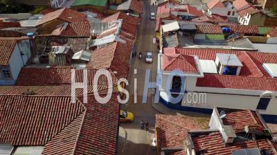 Vue Aérienne De Vieux Bâtiments, Gratte-Ciel Modernes Et Quartiers Du Centre-Ville De Bogota, Colombie - Vidéo Drone