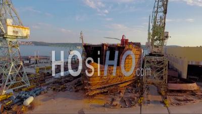 Vue Aérienne D'un Chantier Naval Avec De Grands Bateaux En Construction En Croatie - Vidéo Drone