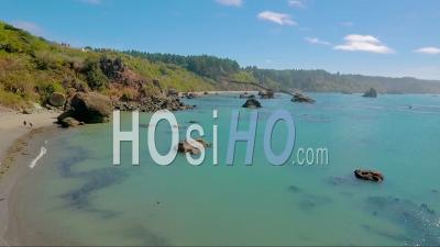 Une Vue Aérienne D'une Côte Brumeuse Près De Big Sur, Californie - Vidéo Drone