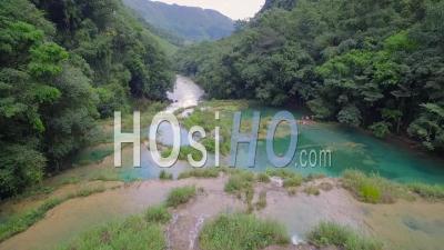 Une Vue Aérienne Des Cascades Remarquables Et Des Piscines Naturelles Vertes Sur La Rivière Semuc Champey Au Guatemala - Vidéo Drone