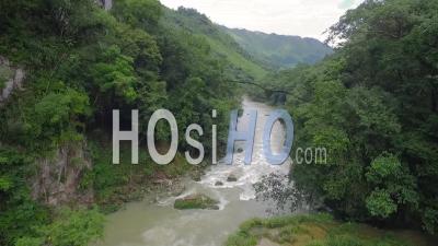 Une Vue Aérienne Des Cascades Remarquables Et Des Piscines Naturelles Vertes Sur La Rivière Semuc Champey Au Guatemala - Vidéo Drone