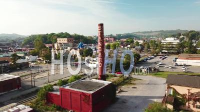 Vue Aérienne Autour D'une Ville Américaine Industrielle Avec Fond église Ukrainienne Orthodoxe - Vidéo Drone