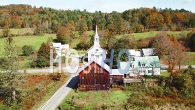 Vue Aérienne Sur Une Charmante Petite Scène De Village Dans Le Vermont Avec église, Route Et Ferme - Vidéo Drone
