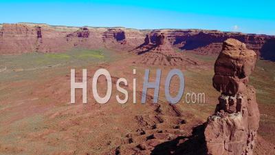 Vue Aérienne à Travers Les Buttes Et Les Formations Rocheuses De Monument Valley, Utah - Vidéo Drone