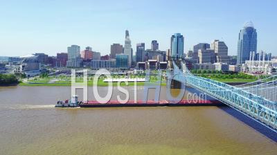 Vue Aérienne De Cincinnati Ohio Avec Pont Et Une Barge Sur La Rivière Ohio - Vidéo Drone
