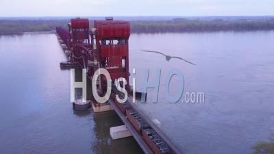 Vue Aérienne D'un Train De Marchandises De Charbon Traversant Un Long Pont Suspendu Sur Le Fleuve Mississippi - Vidéo Drone