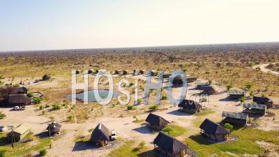Vue Aérienne Sur Une Loge De Safari Autour D'un Trou D'eau Au Parc National De Chobe, Botswana, Afrique -Vidéo Drone