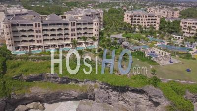 Vue Aérienne De La Côte Et Des Hôtels De Luxe Sur L'île Des Caraïbes De La Barbade -Vidéo Drone