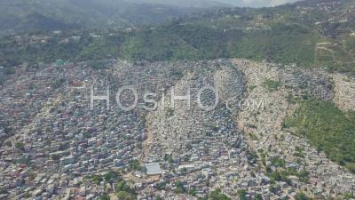 Vue Aérienne Des Bidonvilles Sans Fin, Favelas Et Bidonvilles Dans Le District De Cite Soleil De Port Au Prince, Haïti -Vidéo Drone