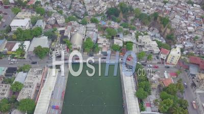 Vue Aérienne Sur Les Bidonvilles, Favela Et Bidonvilles Dans Le District De Cite Soleil De Port-Au-Prince, Haïti, Avec Le Stade De Football Au Premier Plan -Vidéo Drone