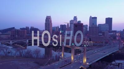 Vue Aérienne Du Centre-Ville De Minneapolis, Minnesota, Dans La Nuit - Vidéo Drone