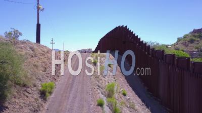 Vue Aérienne Sur Un Véhicule De Patrouille Frontalière Debout Garde Près Du Mur Frontière à La Frontière Américaine Du Mexique à Nogales, Arizona - Vidéo Drone