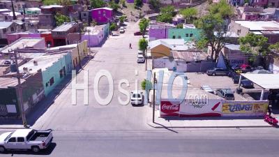 Vue Aérienne Se Déplace De La Ville à La Barrière De Mur Frontière Américaine Mexicaine Près De La Ville De Nogales - Vidéo Drone
