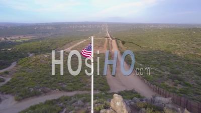 Le Drapeau Américain Flotte Au-Dessus De La Frontière Entre Les États-Unis Et Le Mexique Dans Le Désert De Californie - Vidéo Drone