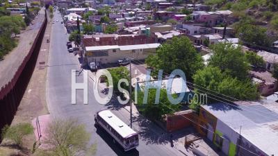 Vue Aérienne à Travers La Barrière De Mur Frontière Américaine Mexicaine Près De La Ville De Nogales - Vidéo Drone