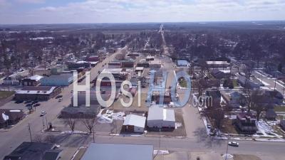 Vue Aérienne D'un Silo à Grains Révèle Une Petite Ville Agricole Du Midwest Américain - Vidéo Drone