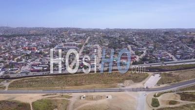 Vue Aérienne Du Mur à La Frontière Séparant Les États-Unis Du Mexique Et De San Diego De Tijuana - Vidéo Drone