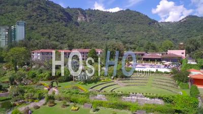 Vue Aérienne Sur Un Manoir, Domaine Ou Villa Le Long Du Rivage Du Lac Amatitlan Au Guatemala - Vidéo Drone