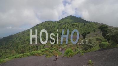 Vue Aérienne Sur Les Randonneurs Trekking Sur Le Volcan Au Volcan Pacaya, Guatemala - Vidéo Drone