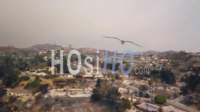 Vue Aérienne Des Maisons Détruites Par Le Feu à Ventura, Californie, à La Suite Du Feu De Forêt De Thomas En 2017 - Vidéo Drone