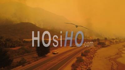 Vue Aérienne De Pompiers Combattant L'immense Incendie De Thomas Dans Le Comté De Ventura Le Long De L'autoroute 101 - Vidéo Drone