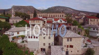 Vue Aérienne Du Célèbre Pont Stari Most à Mostar, Bosnie-Herzégovine - Vidéo Drone