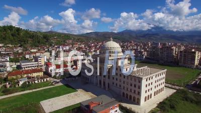 Vue Aérienne Sur Le Grand Dôme De La Capitale Ou Le Bâtiment Du Gouvernement à Berat, Albanie - Vidéo Drone