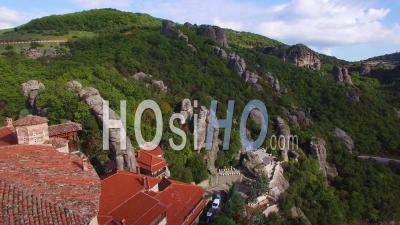 Vue Aérienne Sur Les Formations Rocheuses Et Les Monastères Des Météores, Grèce - Vidéo Drone
