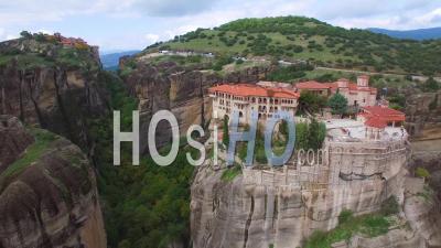 Vue Aérienne Sur Les Formations Rocheuses Et Les Monastères Des Météores, Grèce - Vidéo Drone