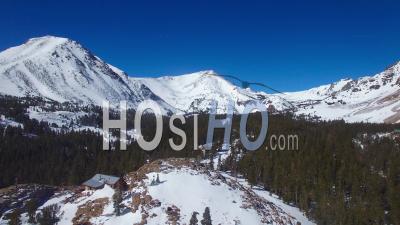 Vue Aérienne Sur Une Cabine Isolée Abandonnée Au Sommet D'une Montagne Dans Les Hautes Montagnes De La Sierra Nevada En Hiver - Vidéo Drone