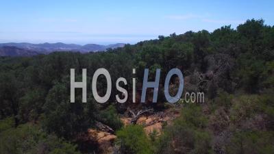 Vue Aérienne Sur Les Sommets Des Montagnes De Santa Ynez Près De Santa Barbara Révèle L'océan Lointain - Vidéo Drone