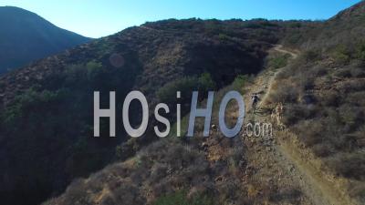 Vue Aérienne D'un Cycliste En Vtt Sur Une Montagne - Vidéo Drone