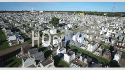 Vue Aérienne Sur Un Cimetière De La Nouvelle-Orléans Avec Des Pierres Tombales Surélevées - Vidéo Drone