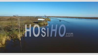 Vue Aérienne Sur La Louisiane, Bayou Révèle Une Maison Sur Pilotis - Vidéo Drone