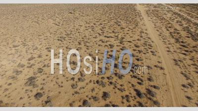 Vue Aérienne Sur Une Communauté De Désert Solitaire Dans Le Désert De Mojave En Californie - Vidéo Drone