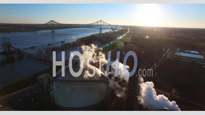 Vue Aérienne D'une Usine De Fabrication D'aluminium Industriel Le Long Du Fleuve Mississippi - Vidéo Drone
