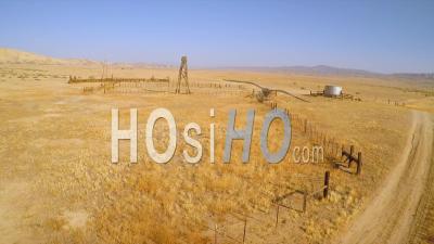 Vue Aérienne Sur Un Ranch Abandonné Dans Le Désert De La Plaine De Carrizo, Californie, États-Unis D'amérique - Vidéo Drone