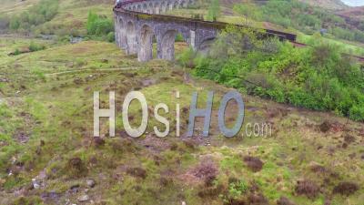 Vue Aérienne Sur Le Viaduc De Glenfinnian En Écosse Avec Le Train à Vapeur Passant - Vidéo Drone