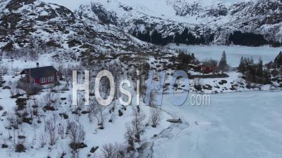 Paysage Gelé D'une Cabane En Bois Avec Vue Sur Un Lac Gelé - Vidéo Drone