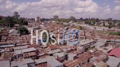 Vue Aérienne Au-Dessus De Vastes Bidonvilles Surpeuplés à Kibera, Nairobi, Kenya, Afrique - Vidéo Drone