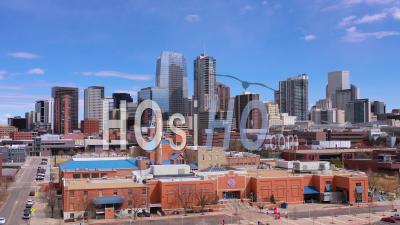 Vue Aérienne Du Quartier Des Affaires Du Centre-Ville De Denver Colorado Et établissement De La Ligne D'horizon - Vidéo Drone
