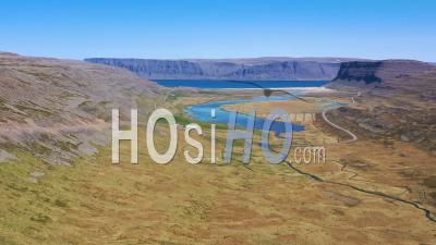 Vue Aérienne De Vastes Paysages Et De Fjords Dans Les Fjords De L'ouest De L'islande - Vidéo Drone