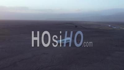Vue Aérienne Sur Un Dc-3 De La Marine Américaine S'est écrasé Sur Les Sables Noirs De Solheimasandur, En Islande - Vidéo Drone